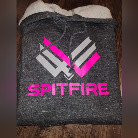 Clothing brand is called spitfire - Picture 4 of 13